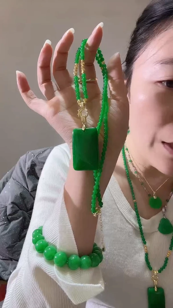 颈饰未镶嵌翡翠辣方牌一套