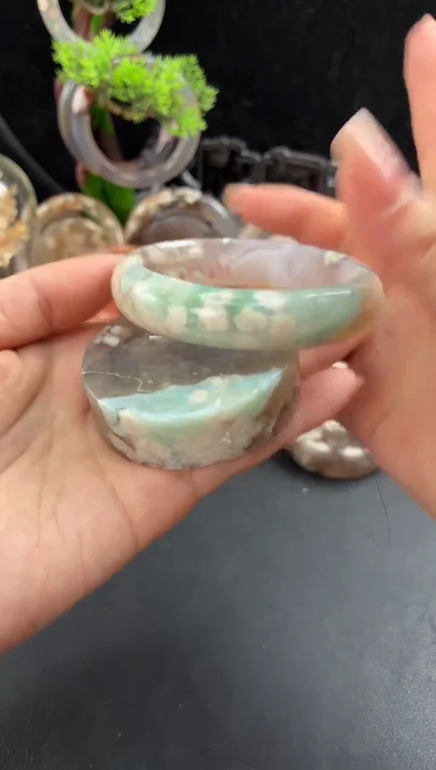 未镶嵌手镯（圆镯）石英质玉57.6