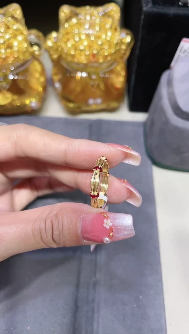 18K金镶嵌红宝石戒指满圈