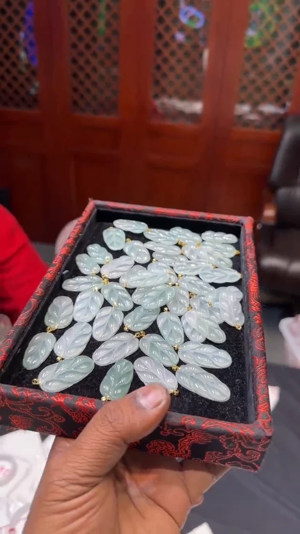 【闪购商品】翡翠颈饰18K金镶嵌叶子挂件随机发一