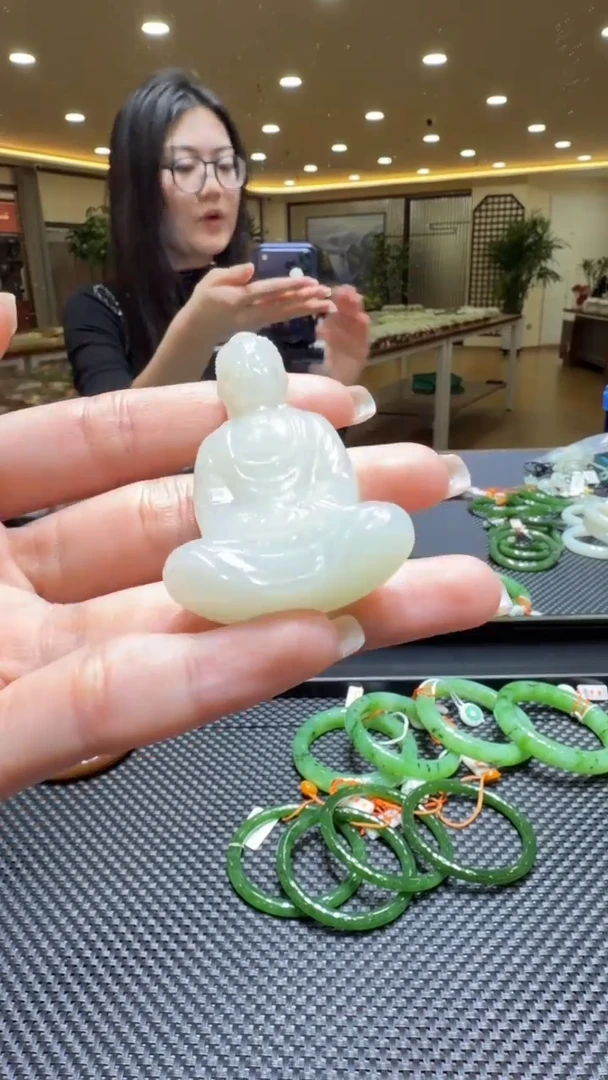 颈饰未镶嵌和田玉挂件