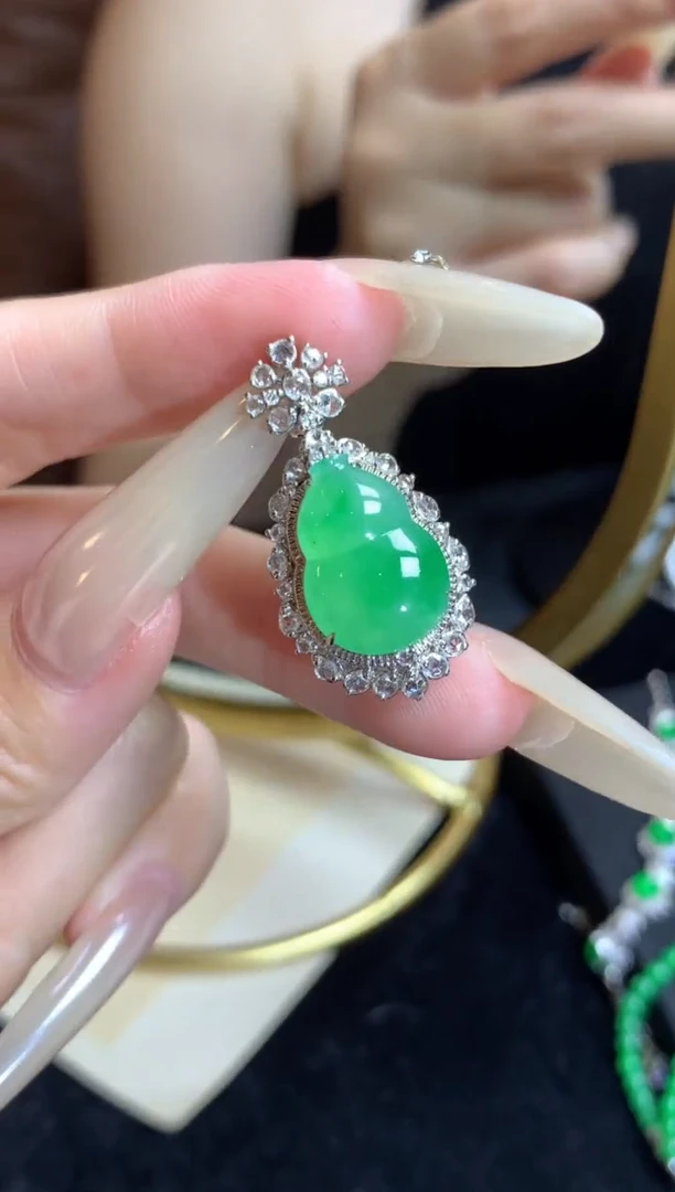 颈饰18K金镶嵌翡翠翡翠葫芦