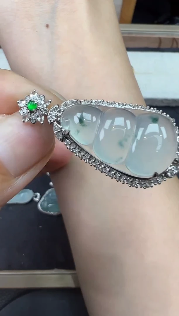 【闪购商品】翡翠吊坠(不含链)18K金镶嵌福豆