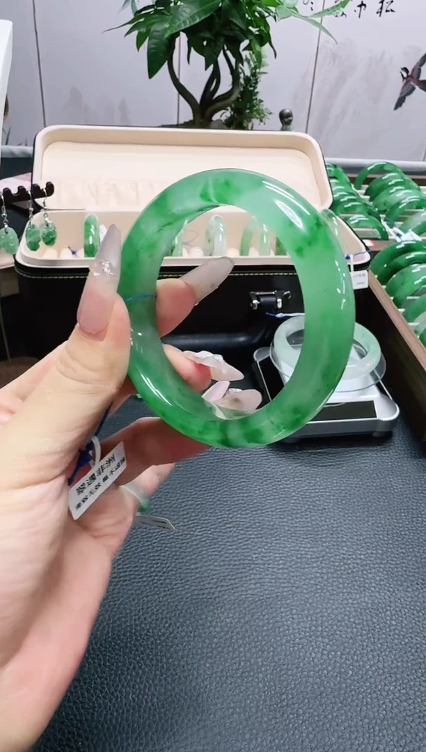 石英质玉（非洲翠）手镯未镶嵌/0340