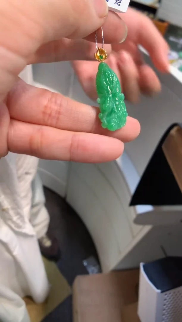 颈饰18K金镶嵌翡翠白菜