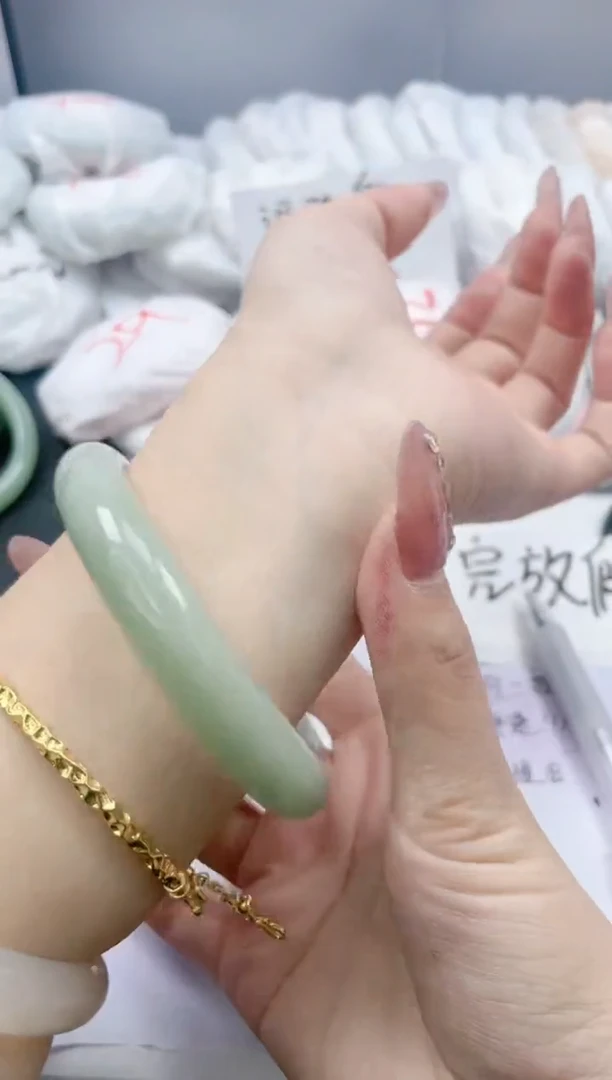 【闪购商品】石英质玉手镯未镶嵌164/64.2