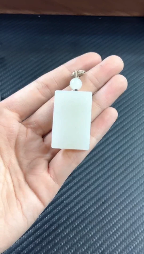 吊坠(赠链)未镶嵌和田玉黑山微色差吊坠 m