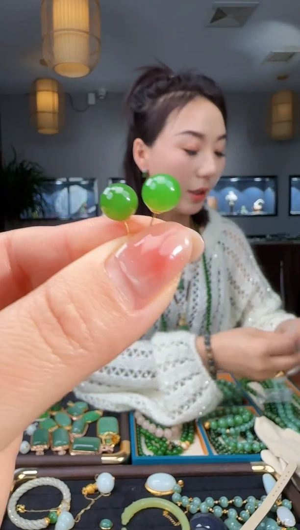 18K金镶嵌和田玉耳饰1