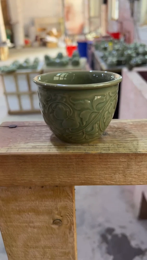 微瑕耀州窑青瓷牡丹纹缸杯