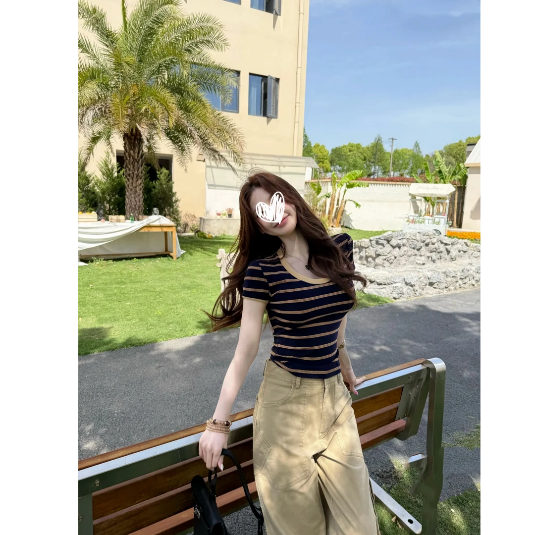 百搭显瘦通勤条纹减龄T恤