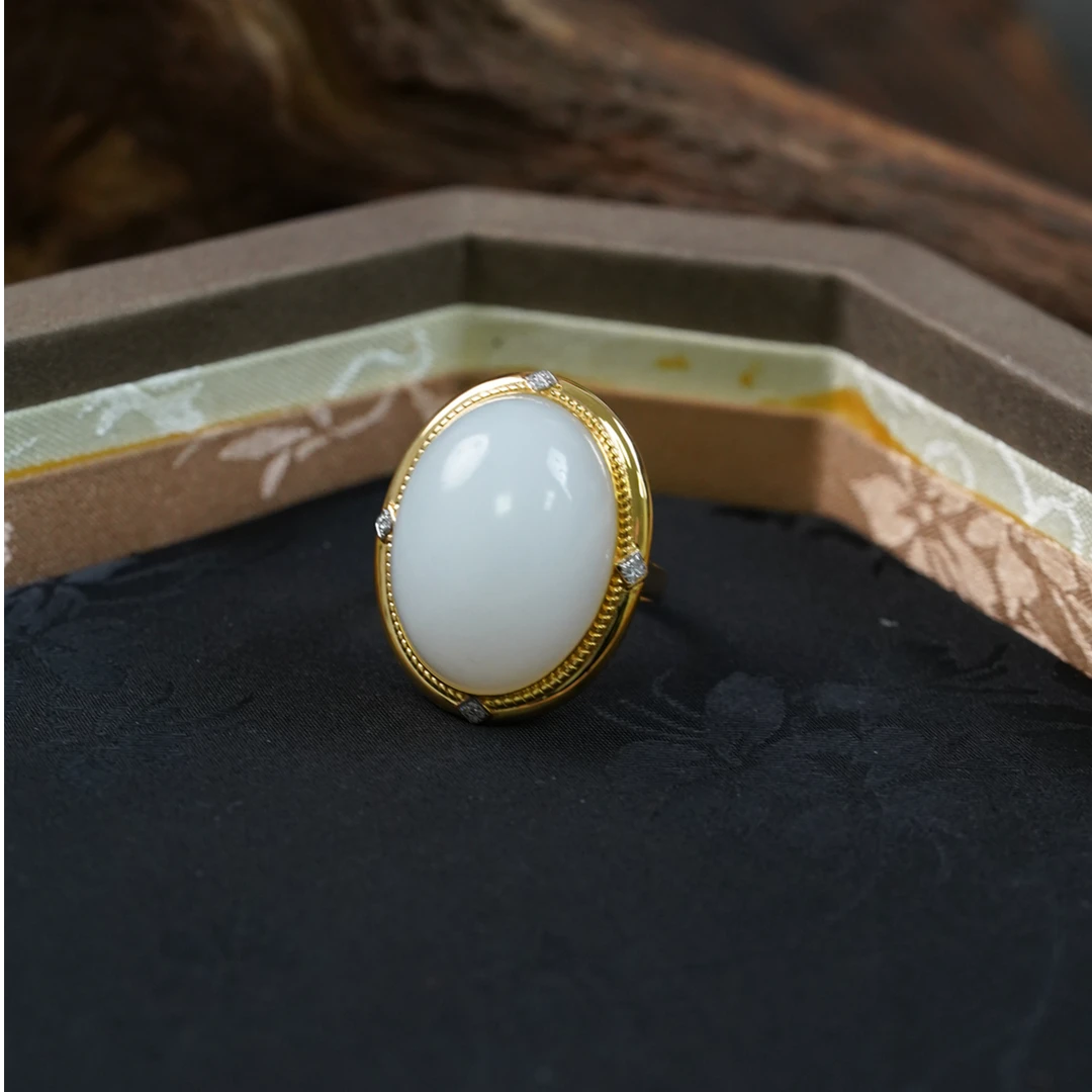 【石缘居珠宝】18K金镶嵌和田玉白玉佩戴高贵大气款蛋面戒指 C17-6