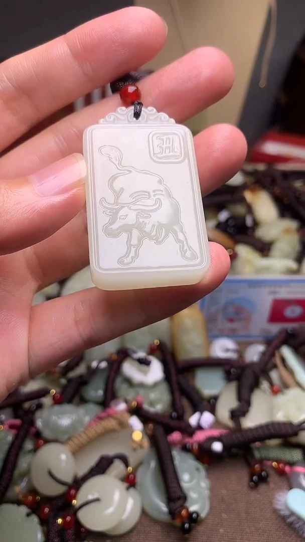 玉新疆料青海料清水保护神吊坠