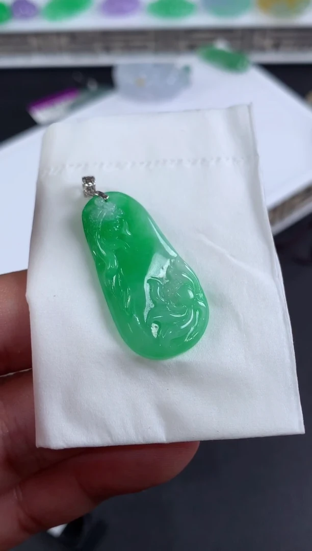 颈饰18K金镶嵌翡翠用****9翡翠