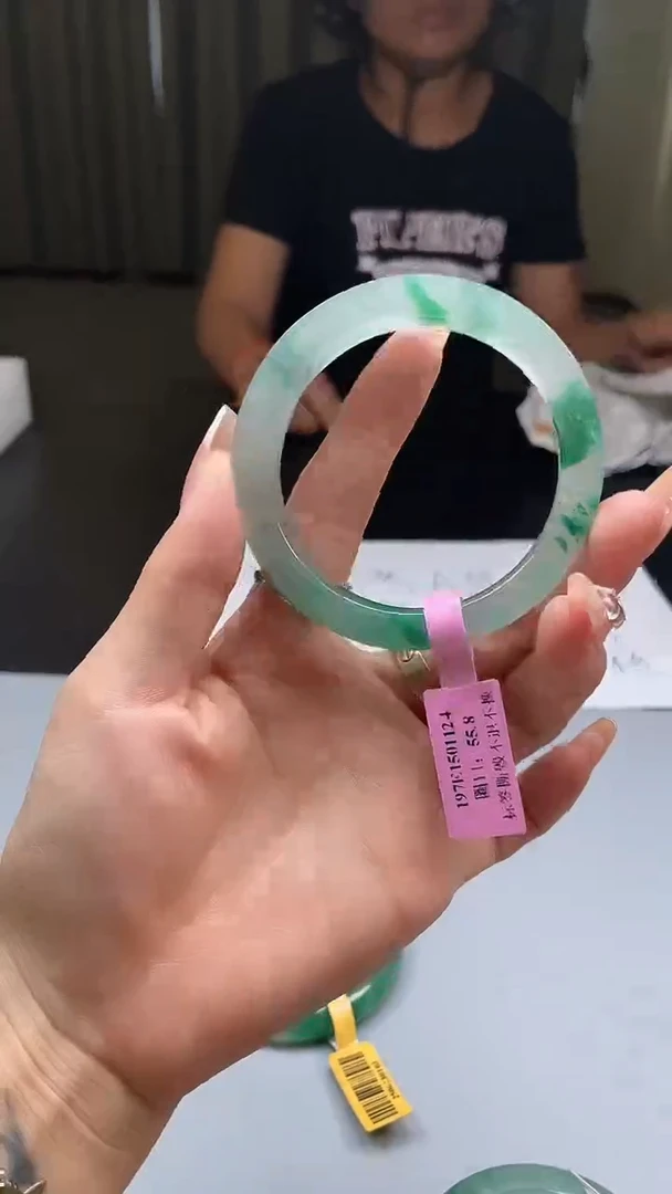 未镶嵌手镯石英质玉（非洲翠）18手镯