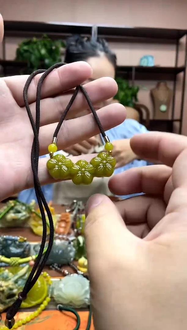 未镶嵌岫玉颈饰1