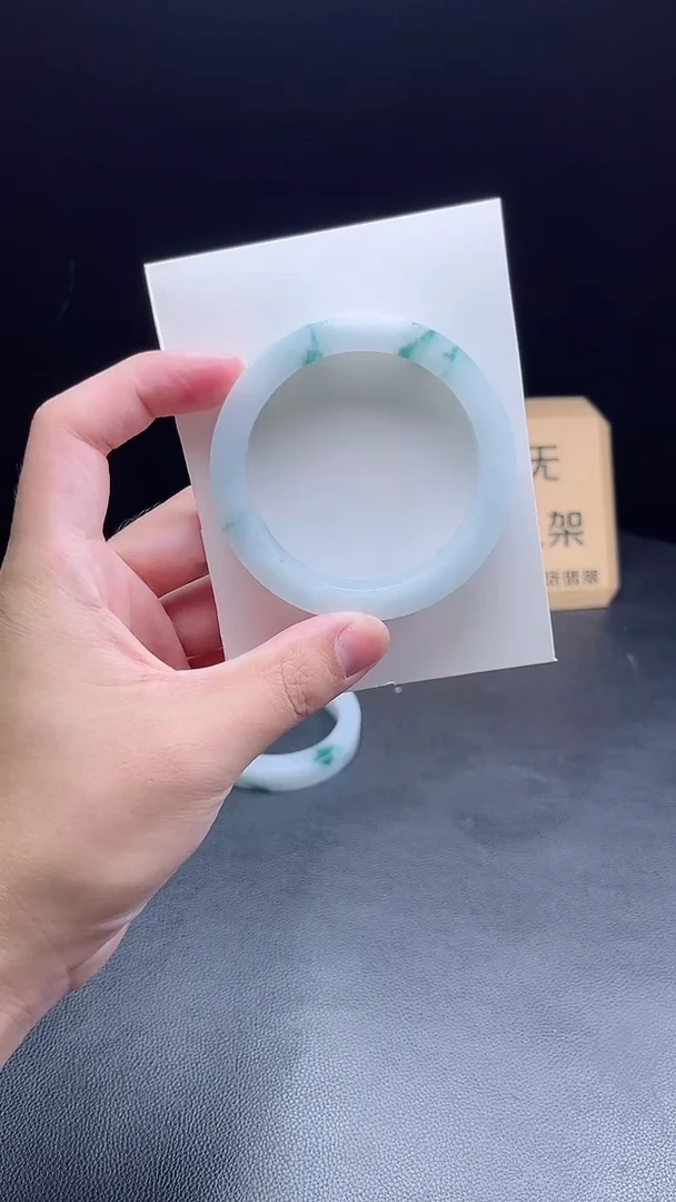 未镶嵌手镯定制翡翠猫**奶定制