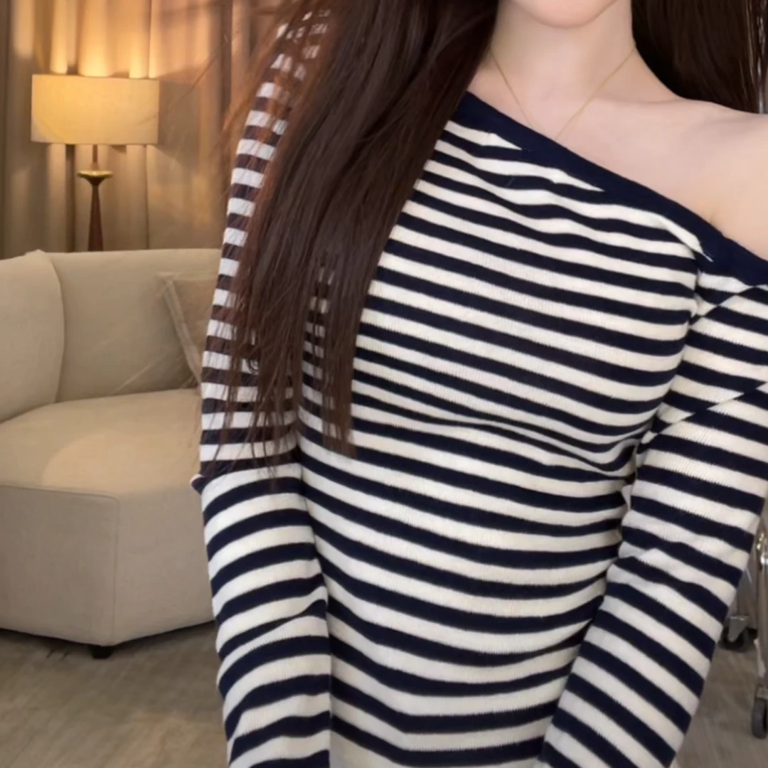 设计感撞色条纹针织衫女2025新款春季时尚修身斜领套头长袖上衣