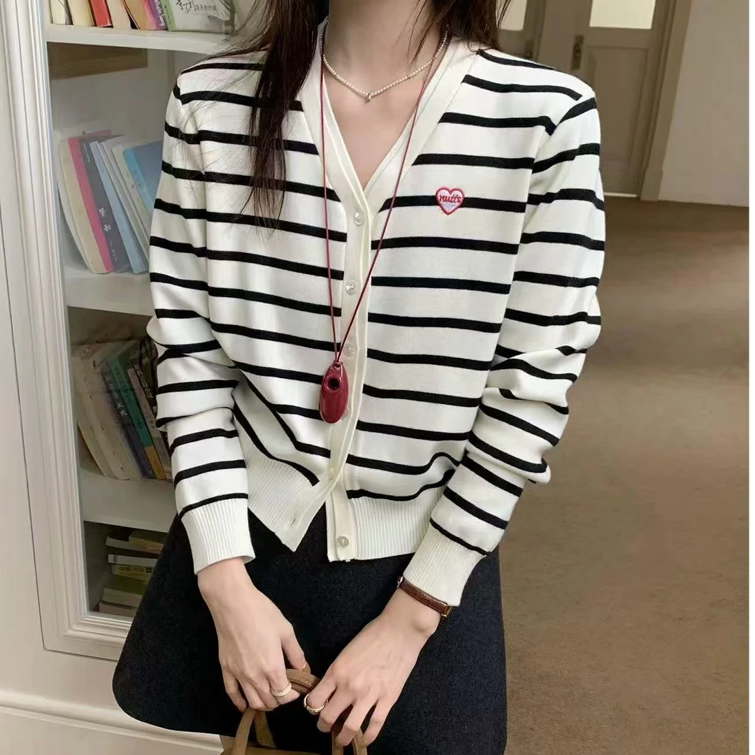 爱心刺绣条纹百搭韩系图案撞色V领针织开衫