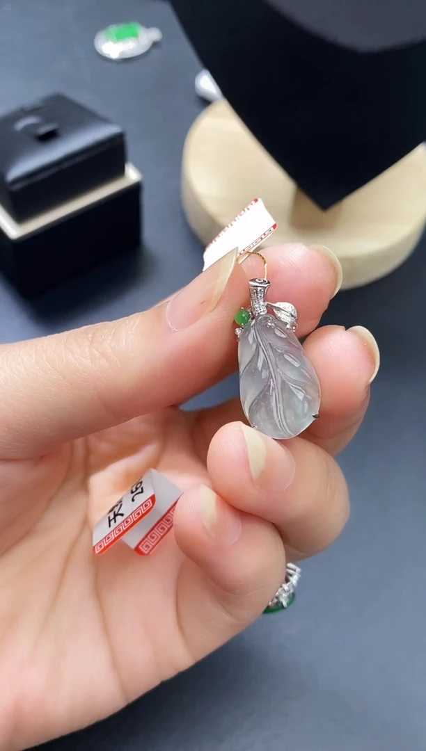 颈饰18K金镶嵌翡翠叶子