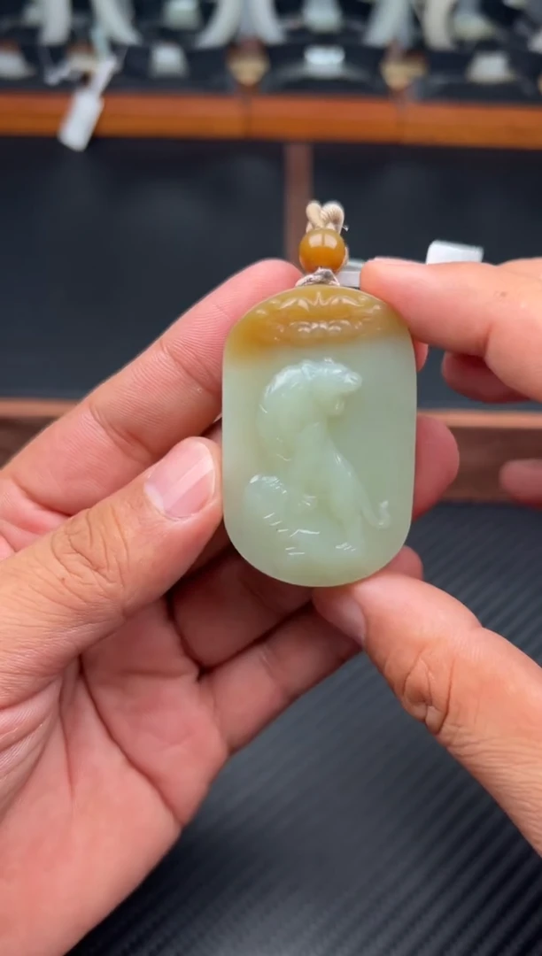 吊坠(赠链)未镶嵌和田玉若羌微色差