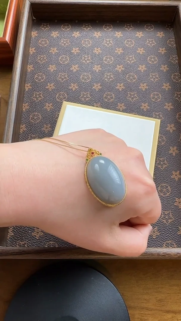 【闪购商品】和田玉颈饰18K金镶嵌烟紫鸽子蛋吊坠