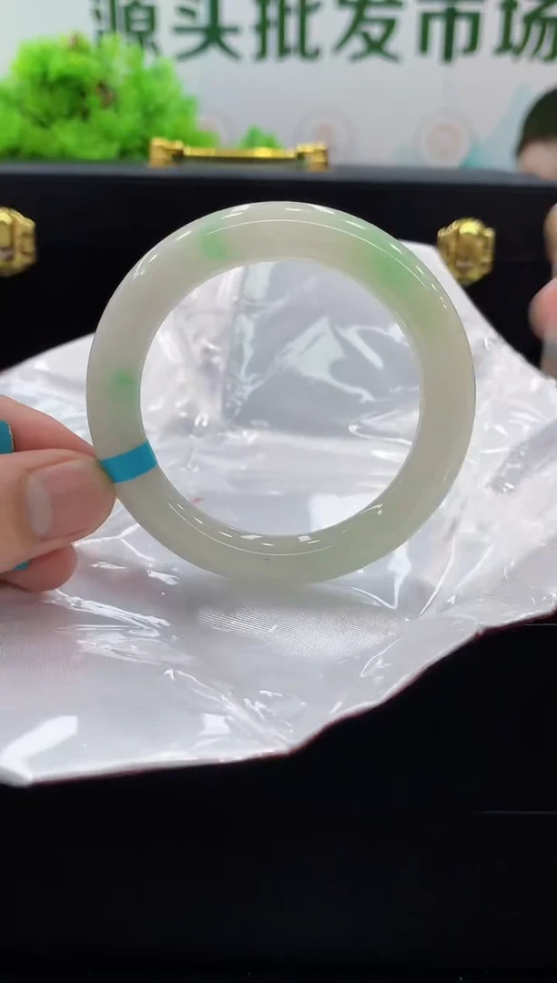 翡翠手镯未镶嵌手镯