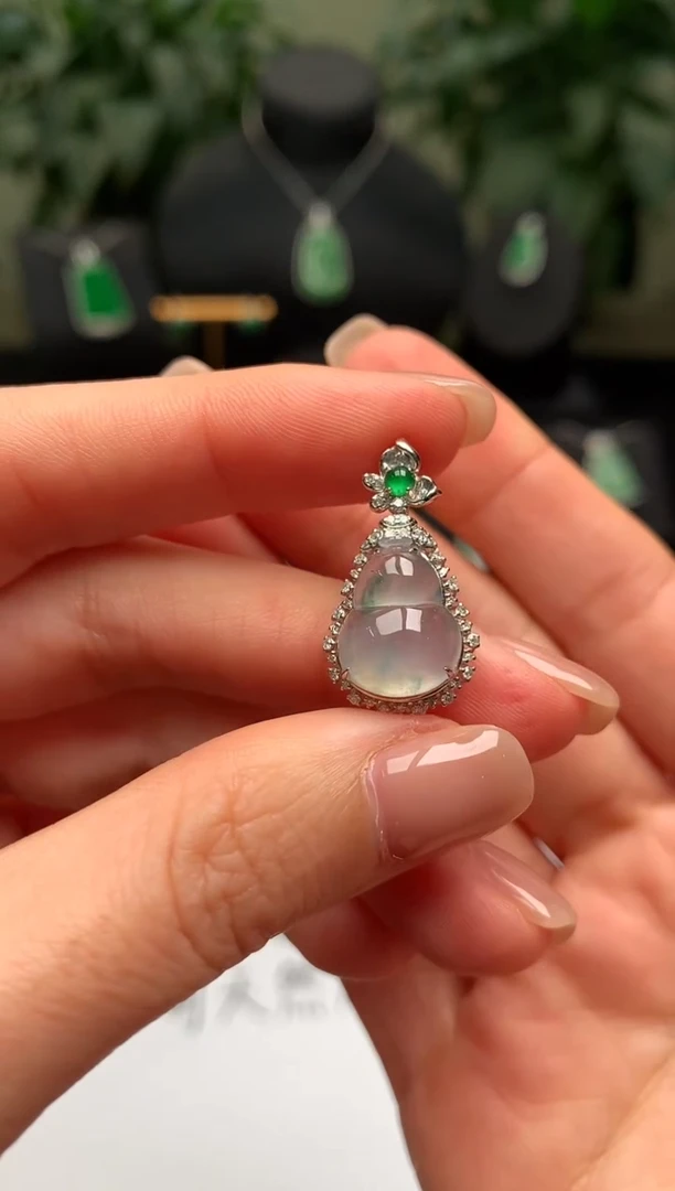 颈饰18K金镶嵌翡翠葫芦