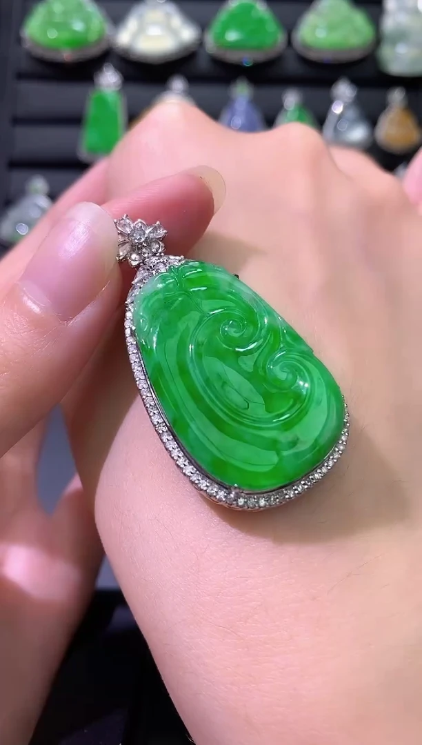 颈饰18K金镶嵌翡翠如意