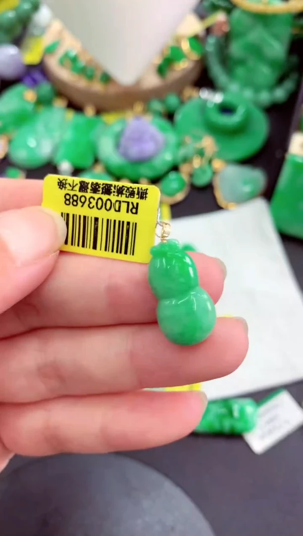 颈饰18K金镶嵌翡翠挂件