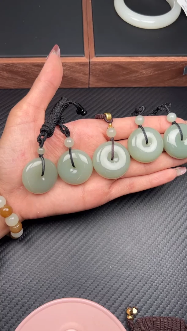 吊坠(赠链)未镶嵌和田玉且末微色差近矿多样性发货拍一发一ms