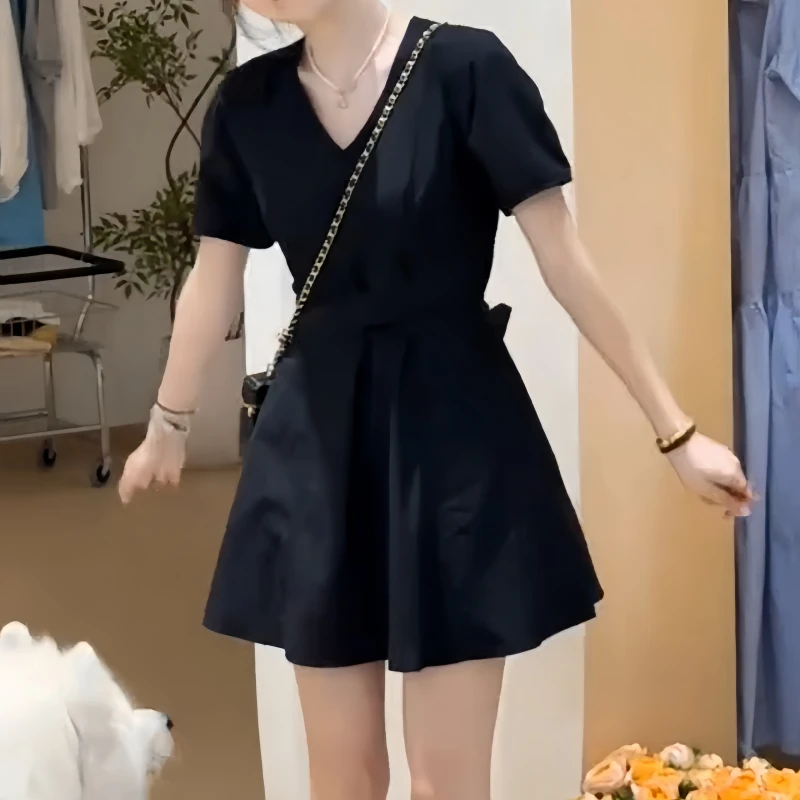 早秋时尚胖mm短款小黑裙慵懒风系带收腰背后镂空连衣裙显瘦法式风