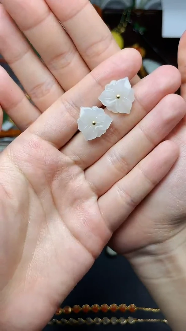 18K金镶嵌和田玉耳饰花花耳钉 06