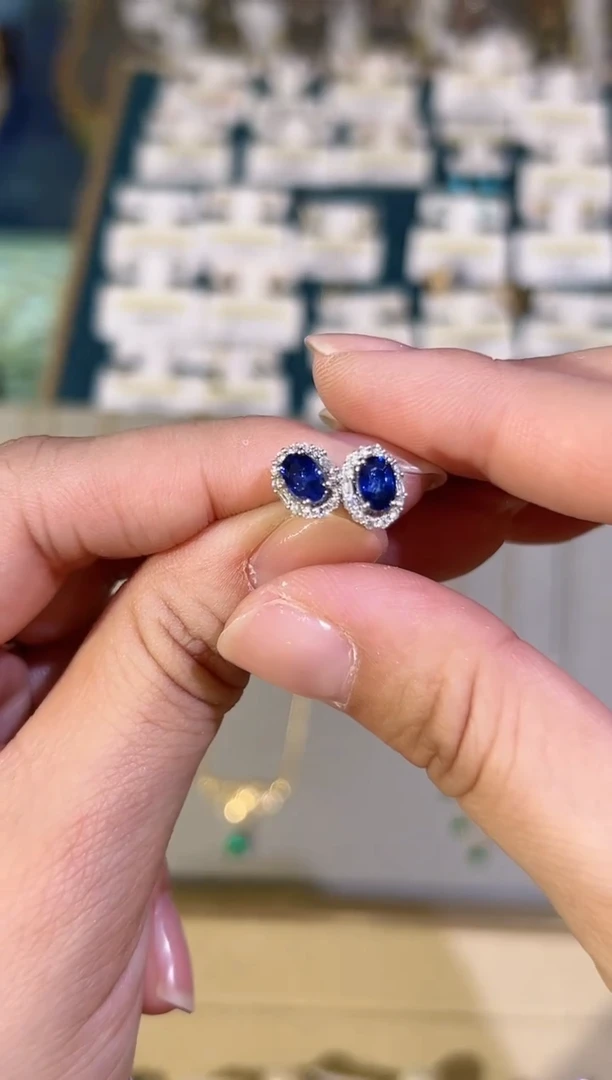【闪购商品】蓝宝石耳钉18K金镶嵌1.04ct皇家蓝钻石耳钉