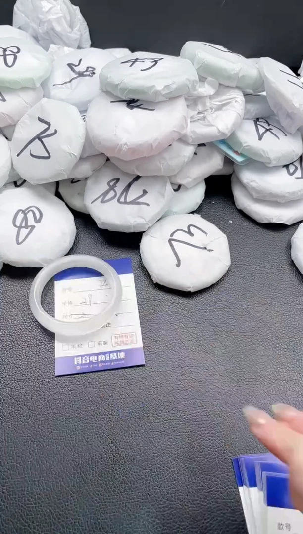 【闪购商品】石英质玉手镯未镶嵌26J64-52