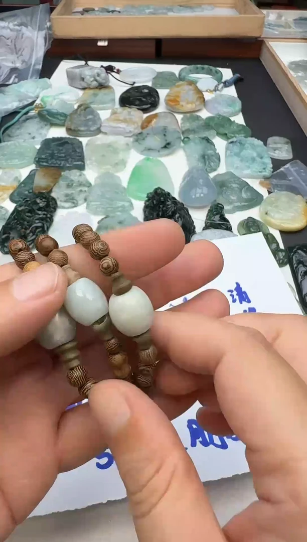 翡翠未镶嵌颈饰1