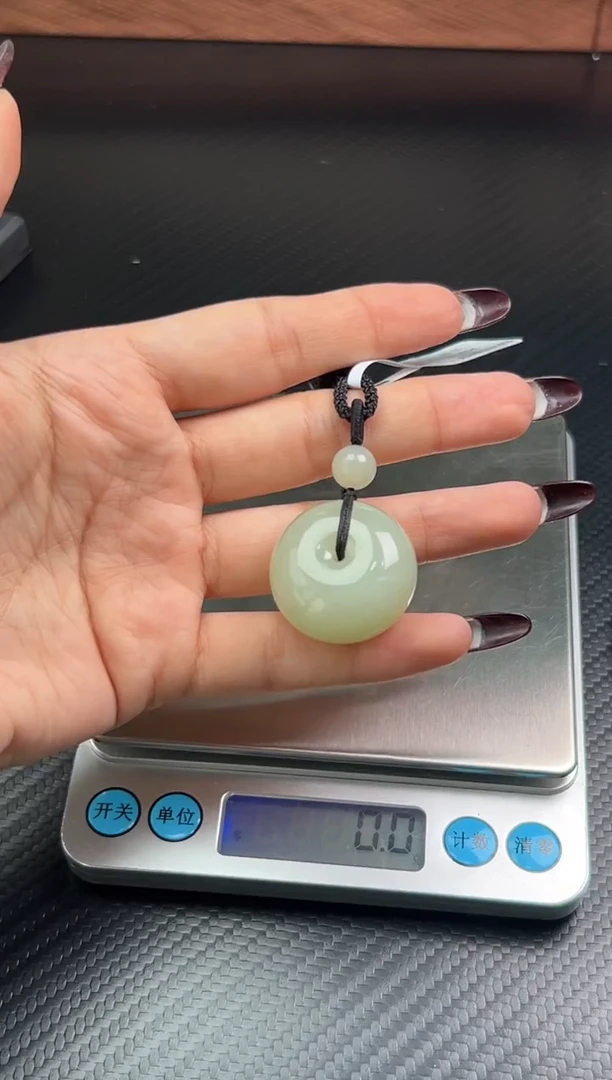 吊坠(赠链)未镶嵌和田玉迪克兰微色差