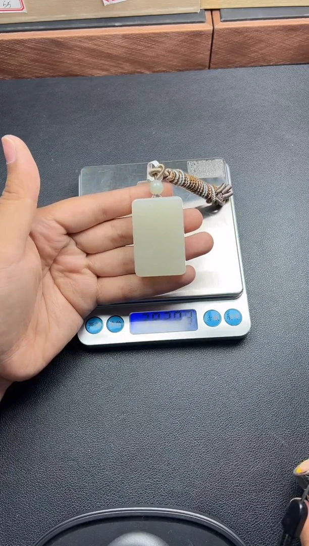 吊坠(赠链)未镶嵌和田玉黑山微色差吊坠mJ