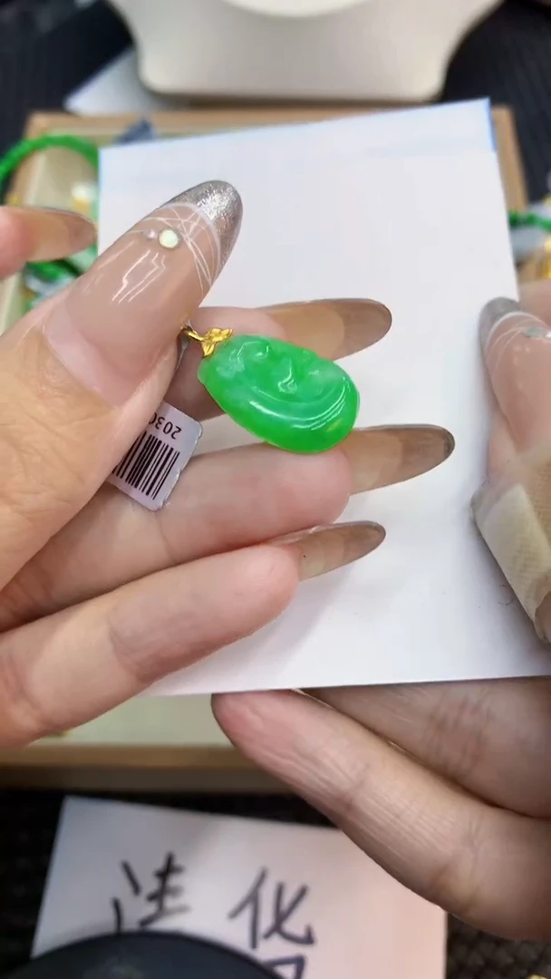 颈饰18K金镶嵌翡翠1
