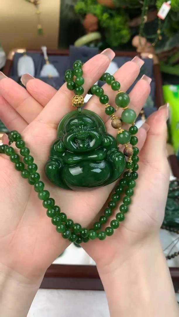 颈饰18K金镶嵌和田玉吊坠50mm