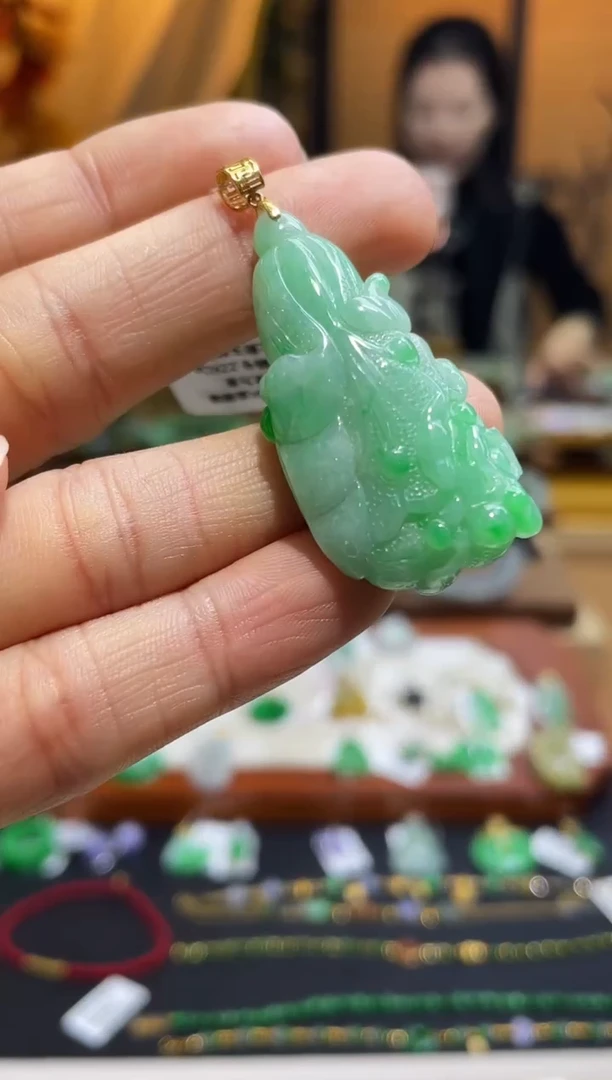 颈饰18K金镶嵌翡翠白菜