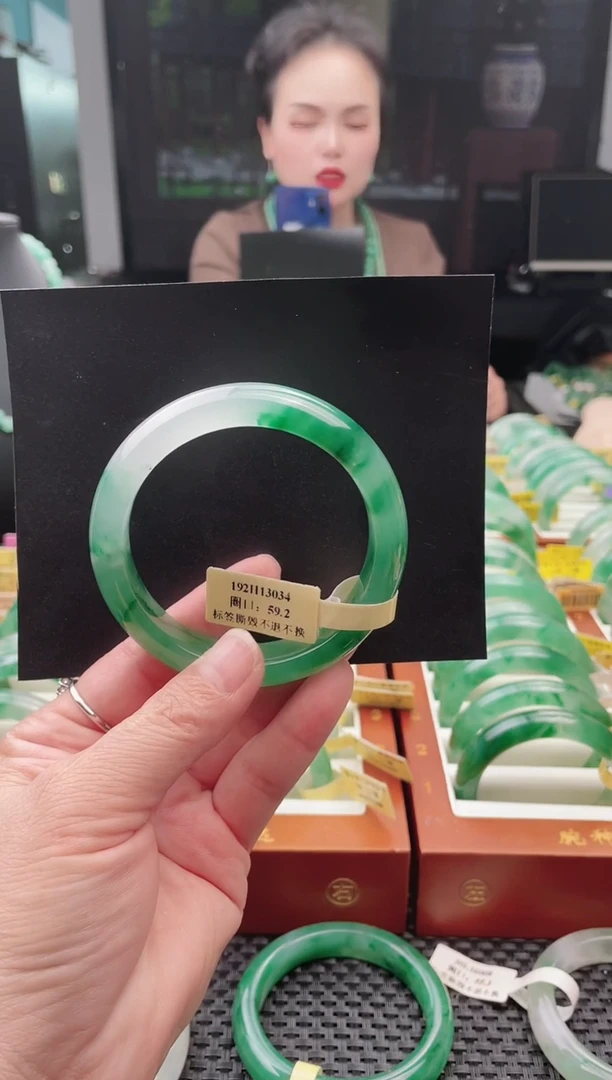 未镶嵌手镯石英质玉（非洲翠）手镯