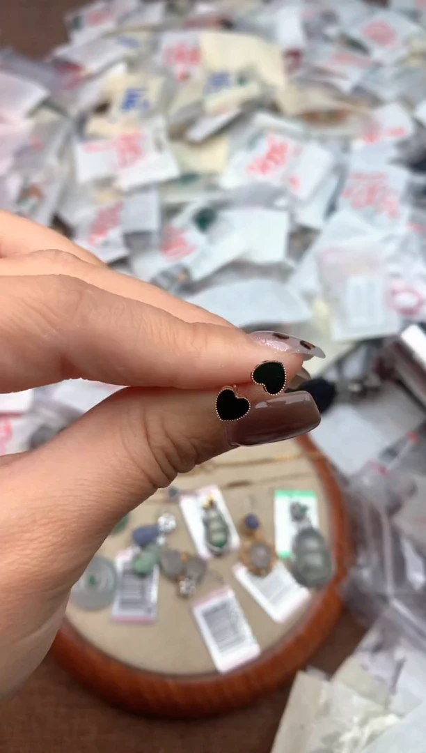 18K金镶嵌挂件翡翠—