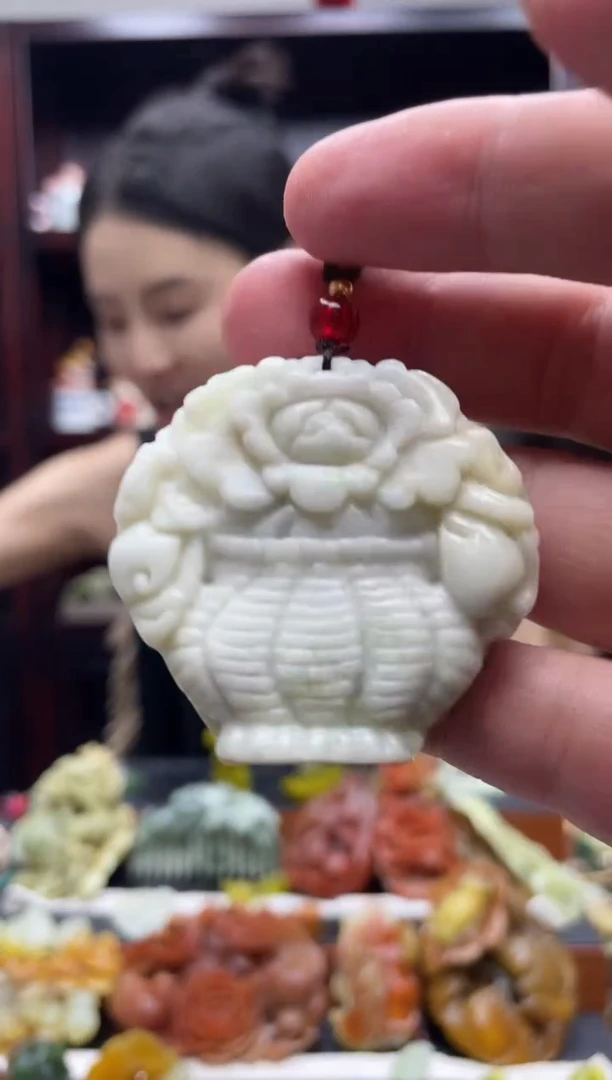 岫玉未镶嵌吊坠·