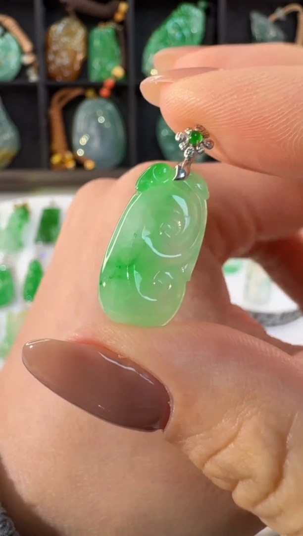 颈饰18K金镶嵌翡翠缅甸A货翡翠