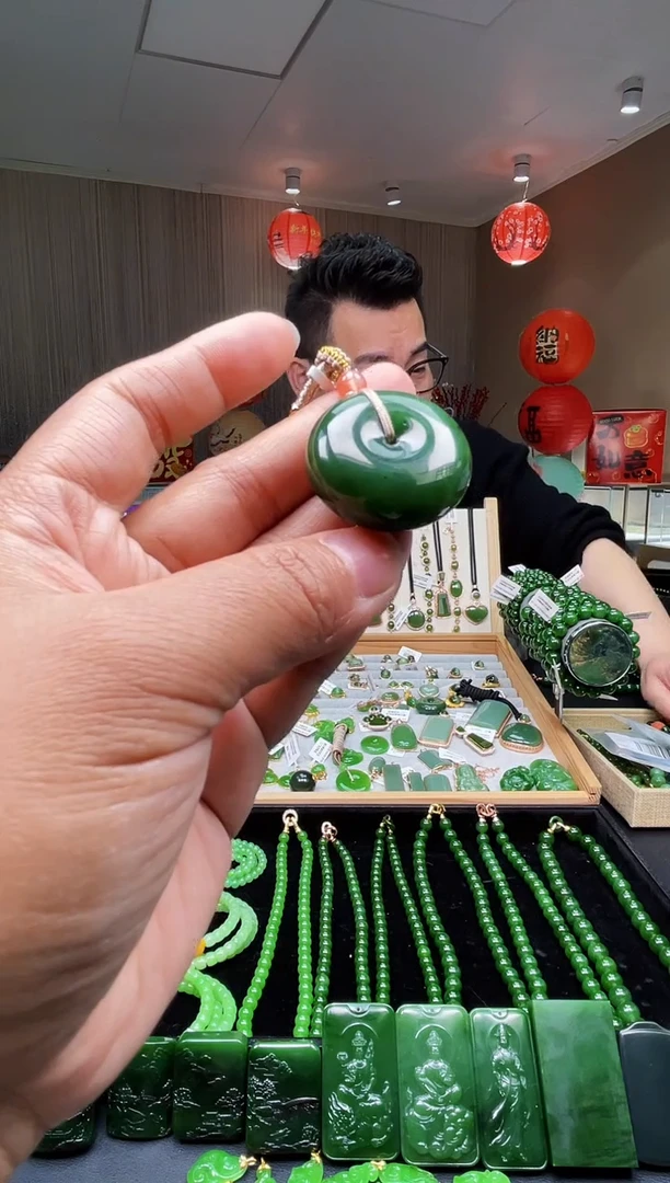 【闪购商品】和田玉（碧玉）吊坠未镶嵌±30mm聚红皮菠菜绿平安扣