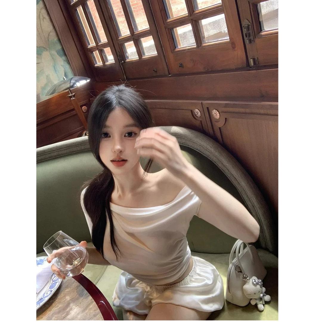 2025夏季新款设计感辣妹气质修身斜肩上衣女性感辣妹显瘦短裤套装