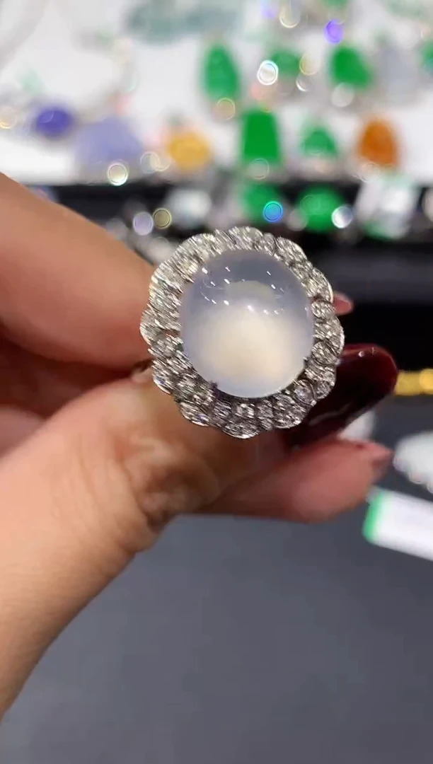 18K金镶嵌戒指翡翠多样性发其一