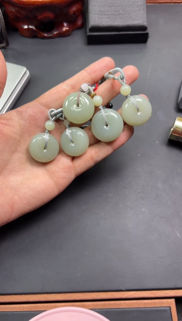 【闪购商品】和田玉吊坠(赠链)未镶嵌且末微色差近矿吊坠多样性发货