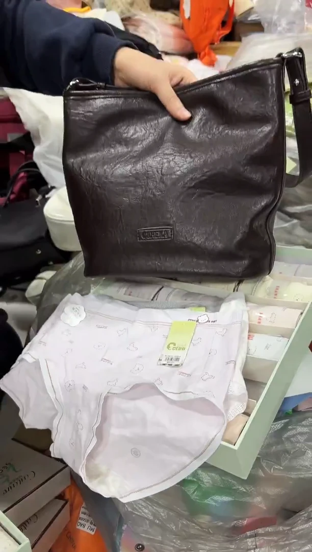 PU上车啦 宝宝们抓紧时间去下方链接拍吧发四条少女裤