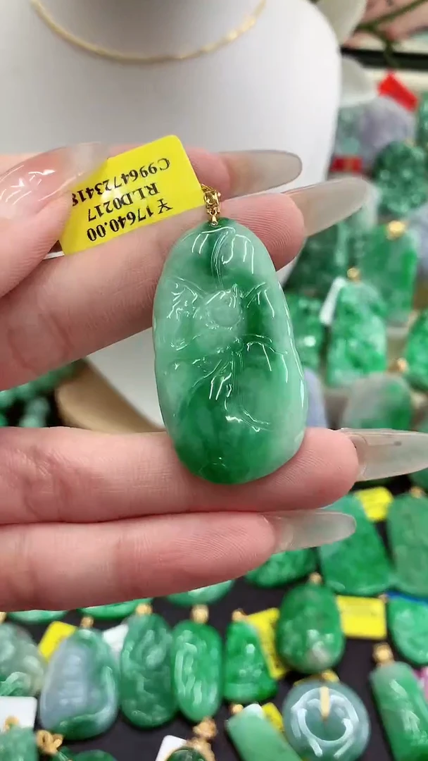 翡翠18K金镶嵌颈饰挂件